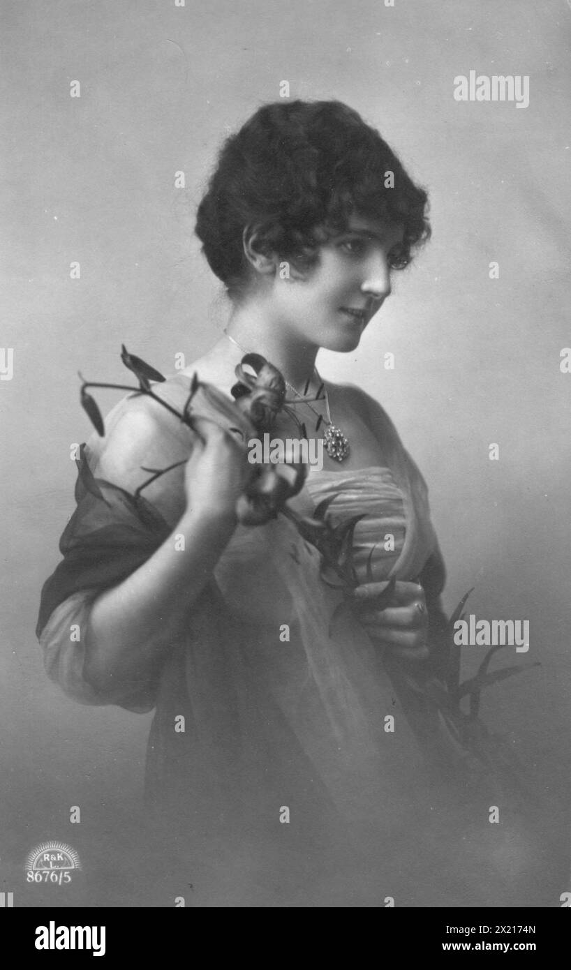 Menschen, Frauen, Frau mit Zweigstelle, Postkarte, ca. 1910, ZUSÄTZLICHE RECHTE-CLEARANCE-INFO-NICHT-VERFÜGBAR Stockfoto