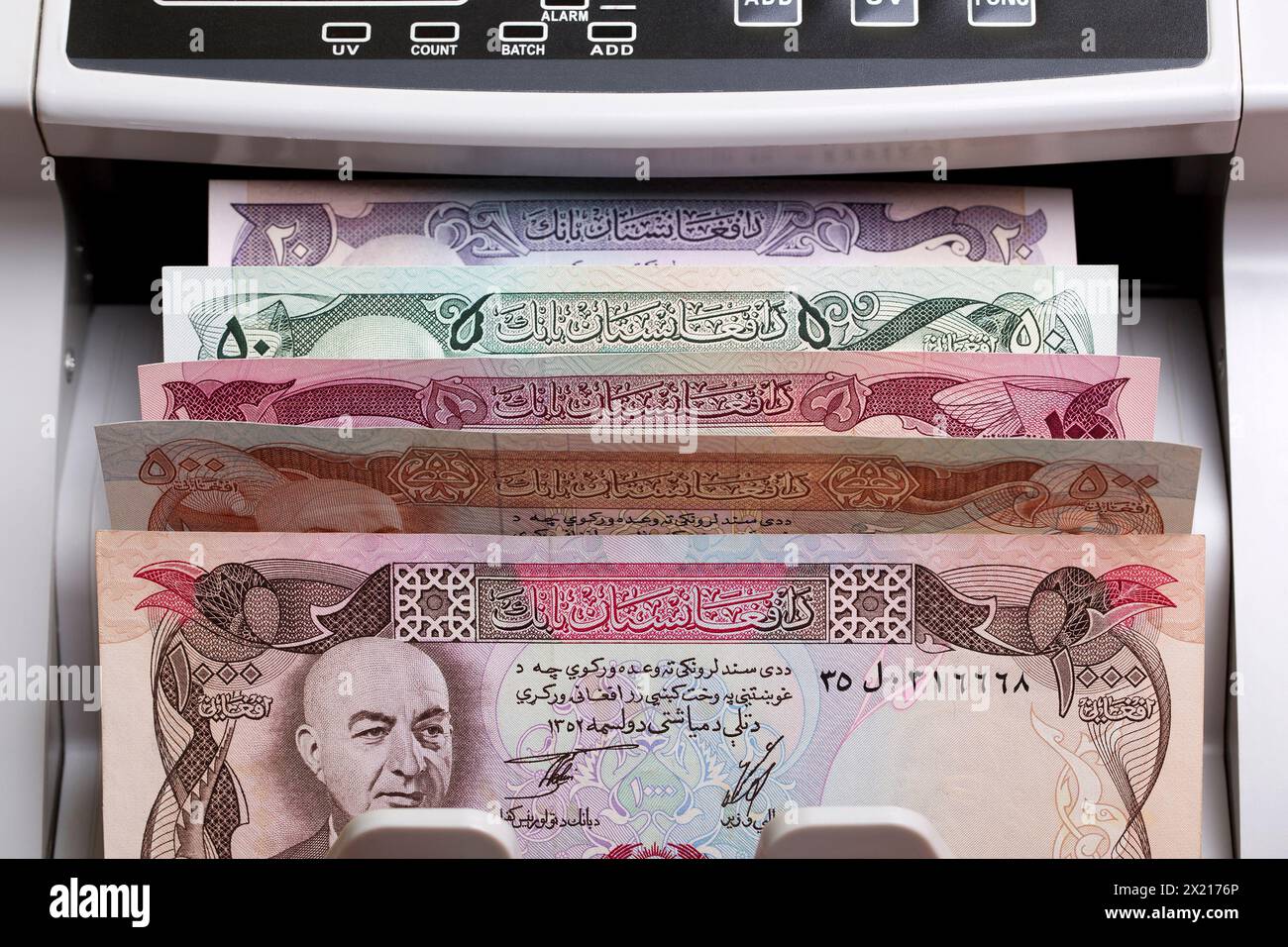 Altes afghanisches Geld - afghanisches Geld in einer Zählmaschine Stockfoto