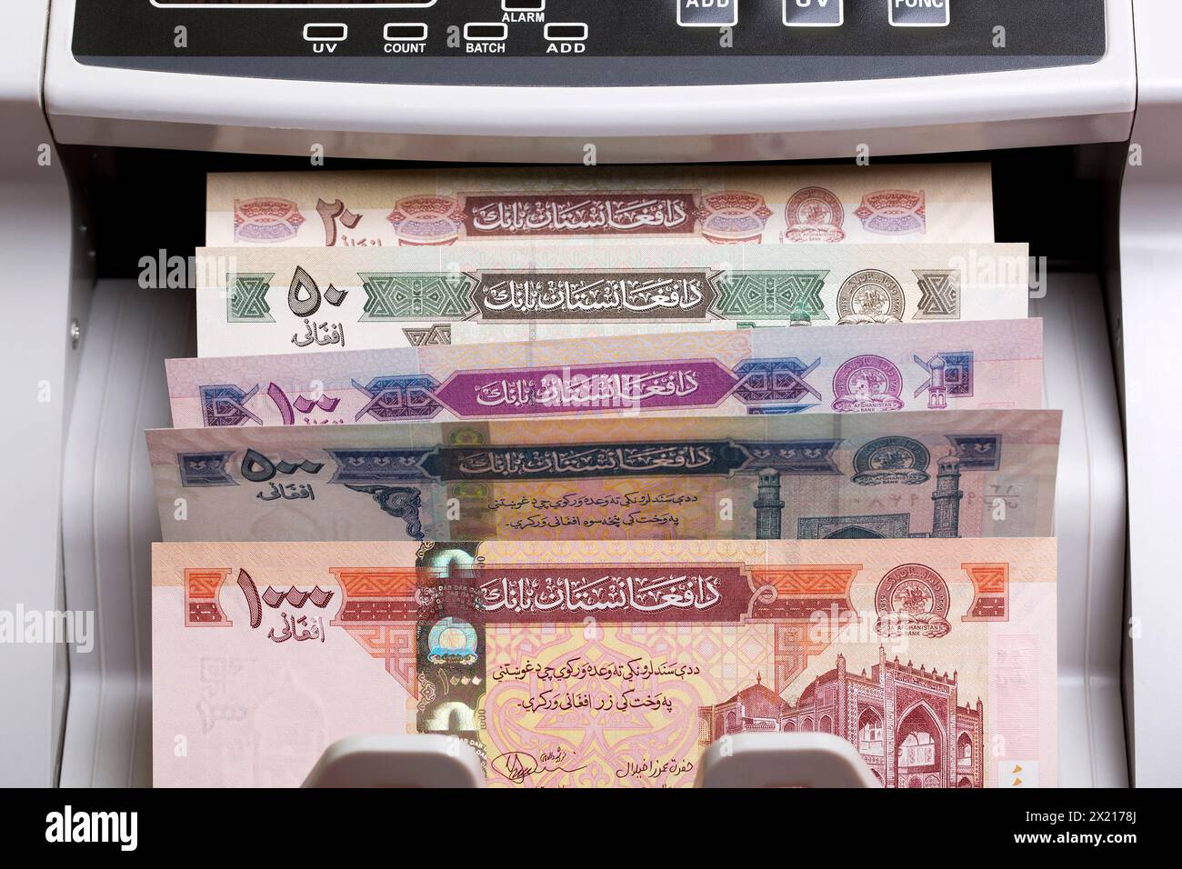 Afghanisches Geld - afghanisches Geld in einer Zählmaschine Stockfoto