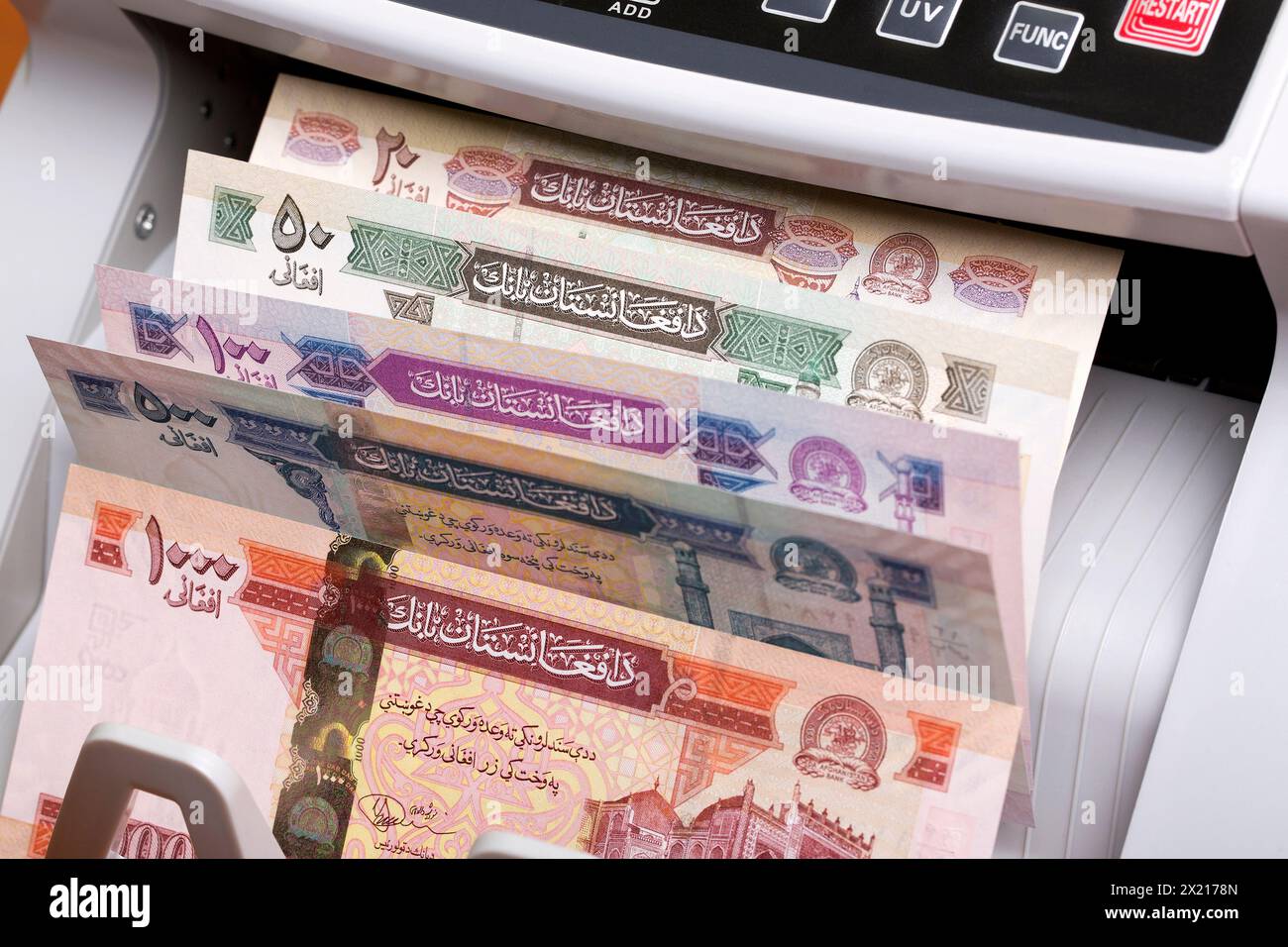 Afghanisches Geld - afghanisches Geld in einer Zählmaschine Stockfoto