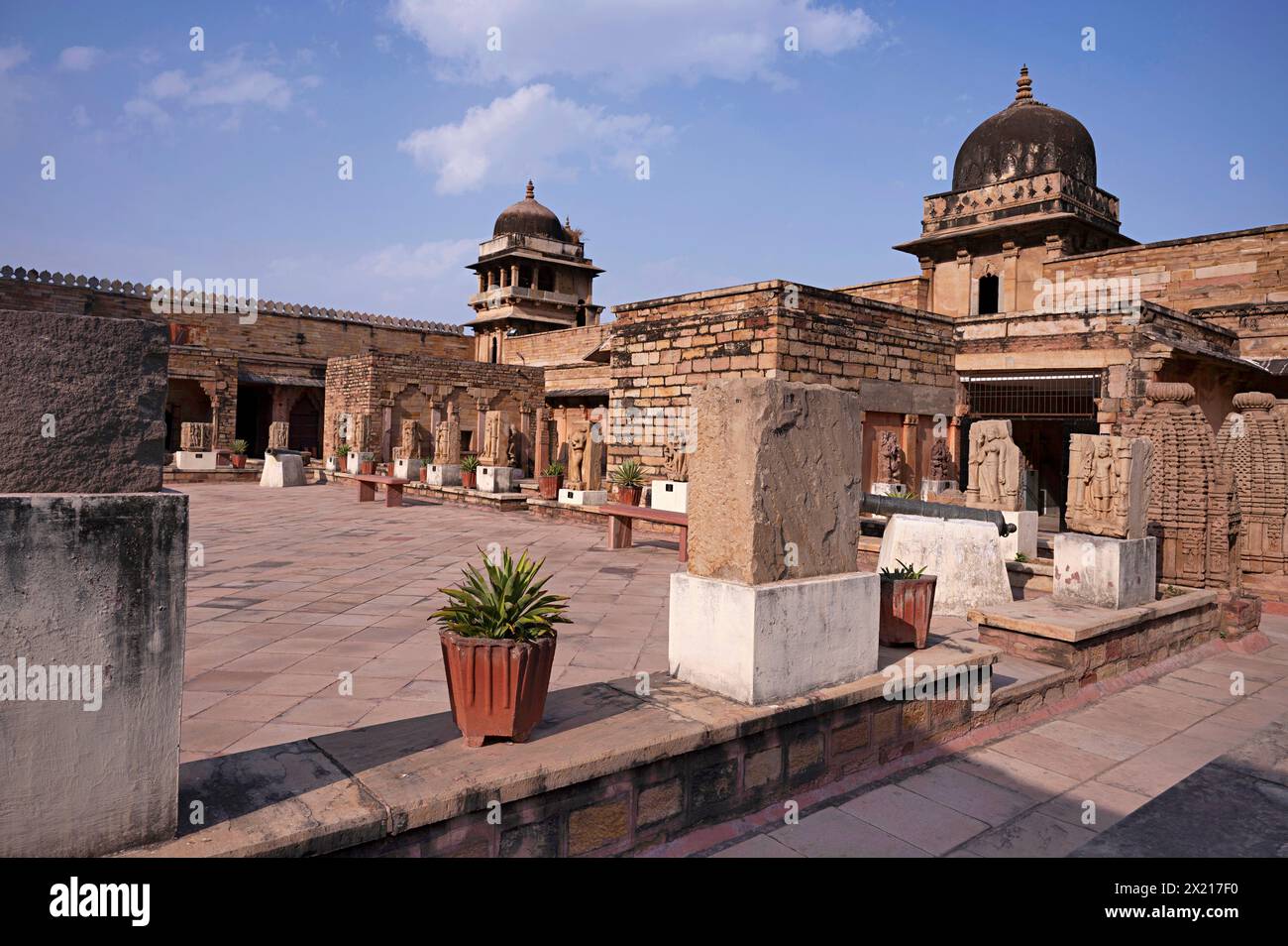 Artefakte, die in der Region Gwalior in Gujari Mahal entdeckt wurden, einem alten Palast, der heute in das State Archeological Museum umgewandelt wurde, Gwalior, Madhya Pradesh, Indien Stockfoto