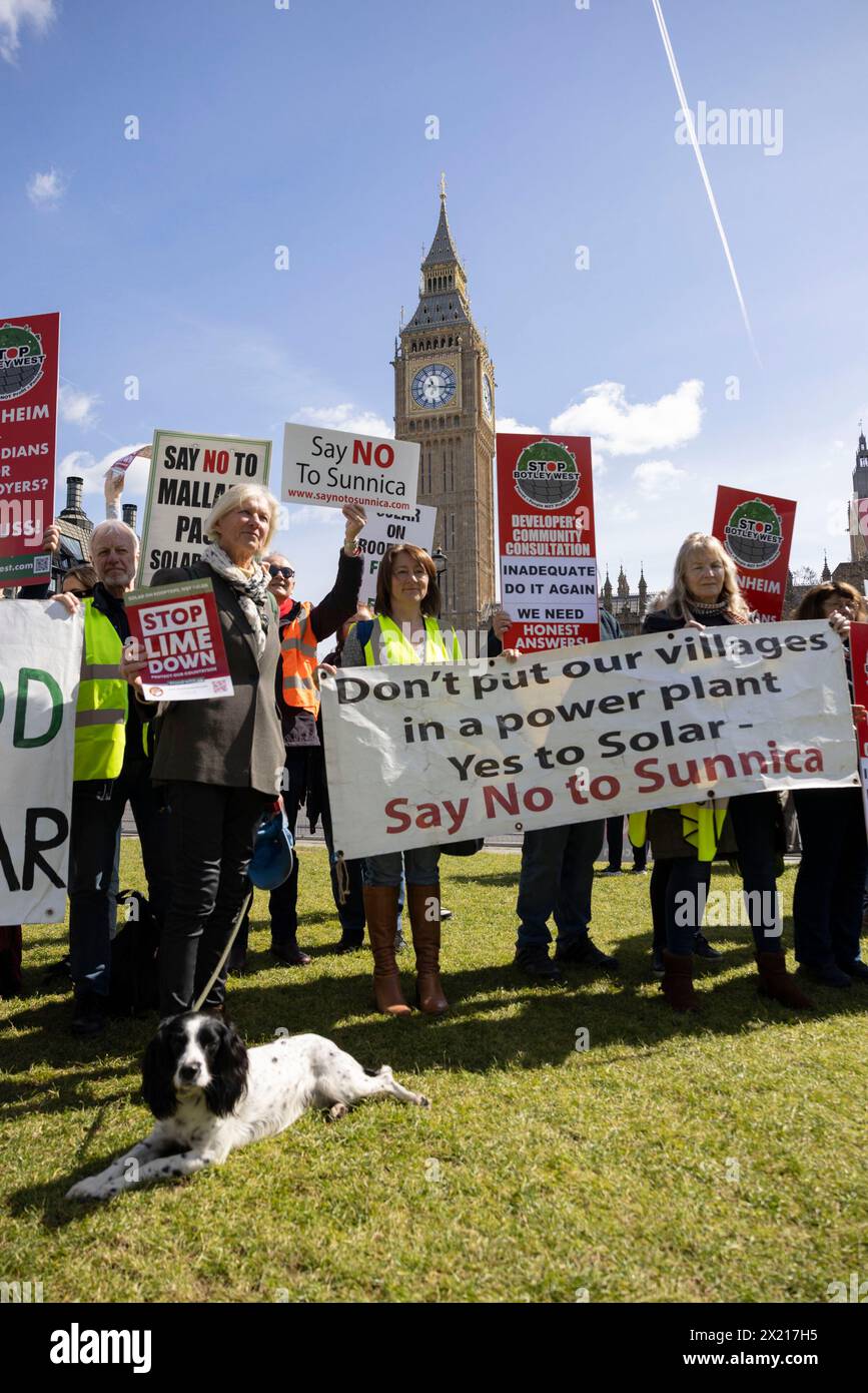 Aktivisten veranstalten eine Kundgebung in Westminster, um die Nahrungsmittelproduktion und die Natur vor industriellen Solarparks zu schützen, am Parliament Square, London. Stockfoto
