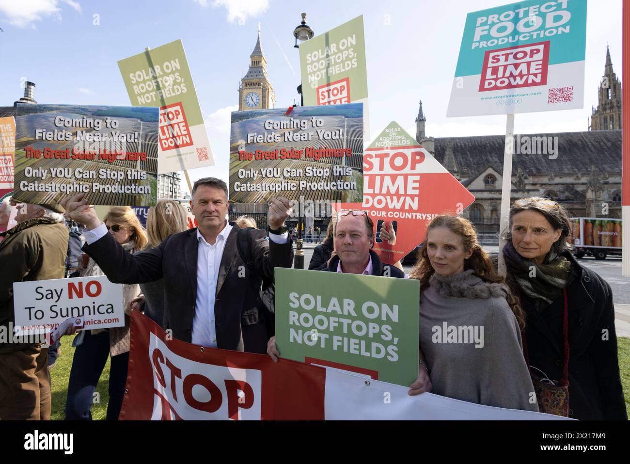 Aktivisten veranstalten eine Kundgebung in Westminster, um die Nahrungsmittelproduktion und die Natur vor industriellen Solarparks zu schützen, am Parliament Square, London. Stockfoto