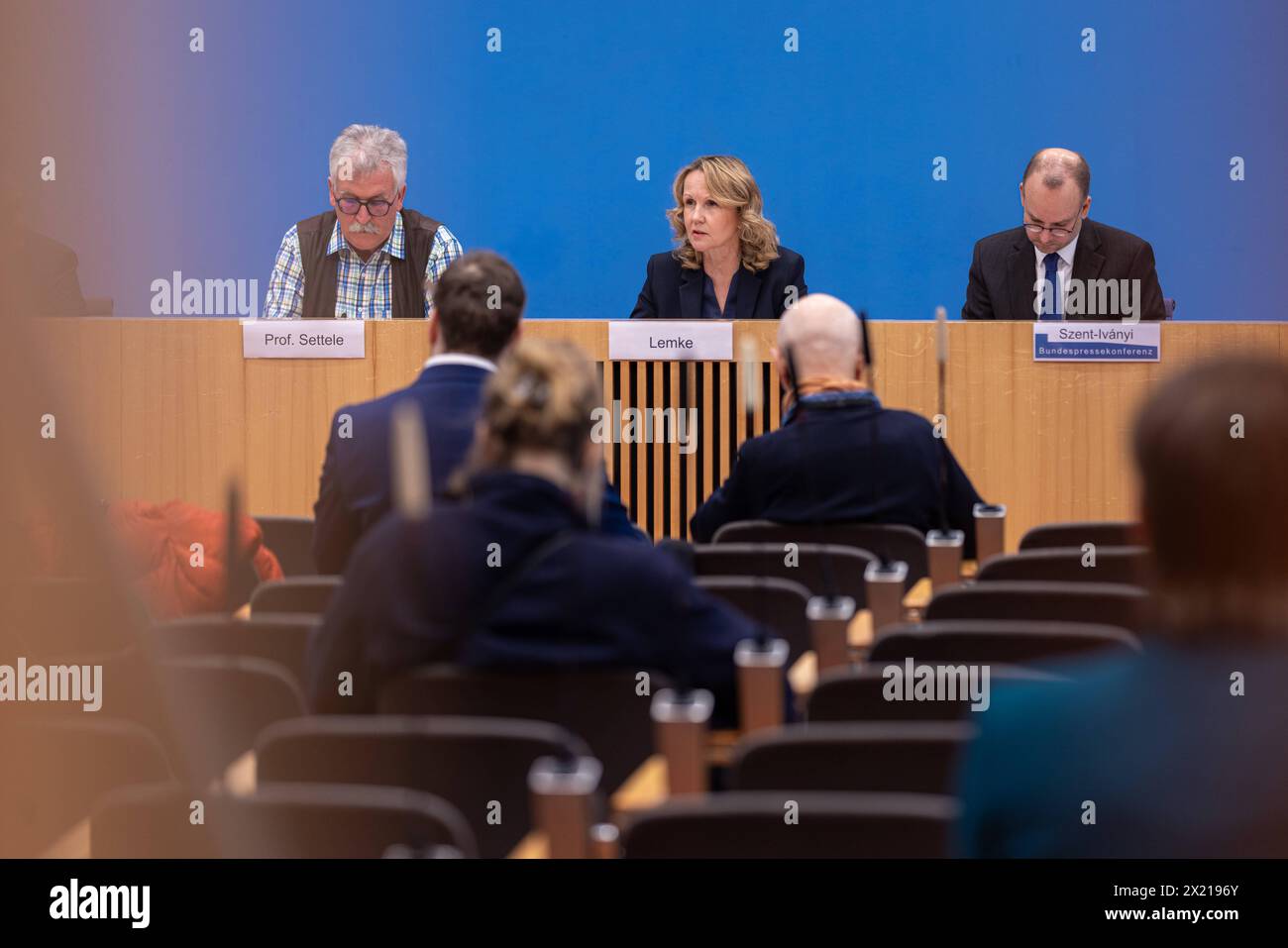 Warum Deutschland eine Politik zur Wiederherstellung der Natur braucht Deutschland, Berlin am 19.04.2024: Stellungnahme der Bundesministerin für Umwelt, Naturschutz, nukleare Sicherheit und Verbraucherschutz Steffi Lemke Bündnis 90/die Grünen im Bundespressekonferenz. *** Warum Deutschland eine Politik zur Wiederherstellung der Natur braucht Deutschland, Berlin am 19 04 2024 Erklärung des Bundesministers für Umwelt, Naturschutz, Reaktorsicherheit und Verbraucherschutz Steffi Lemke Bündnis 90 die Grünen auf der Bundespressekonferenz Stockfoto