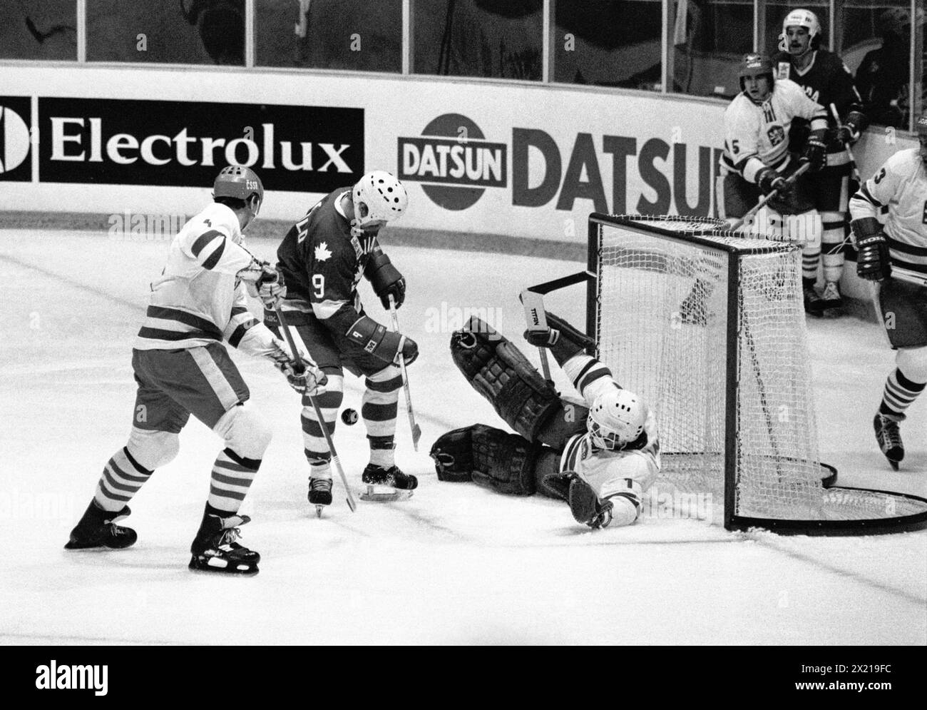KANADA-TSCHECHOSLOWAKEI Eishockey-Weltmeisterschaft in Schweden 1981.Czeck Torhüter Karel lang rettet einen Schuss vor canadas Lenny McDonald Miroslav Horava Stockfoto