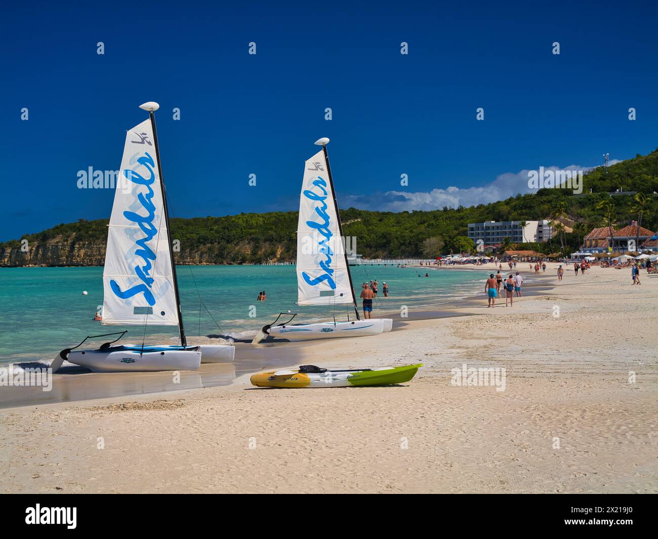 Antigua - 26. Januar 2024: Freizeitboote mit der Marke Sandals Ferienresort-Branding in der Dickenson Bay in Antigua in der Karibik. Auf einem Su Stockfoto