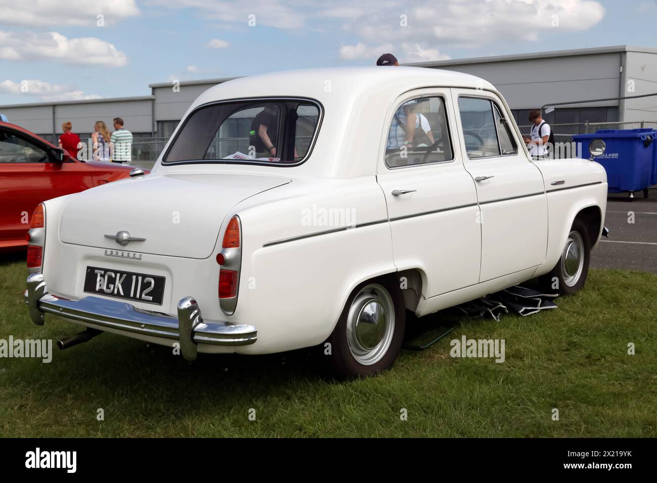 Dreiviertel Rückansicht eines 1957, Cream, Ford Prefect 100E, ausgestellt auf der British Motor Show 2023. Stockfoto