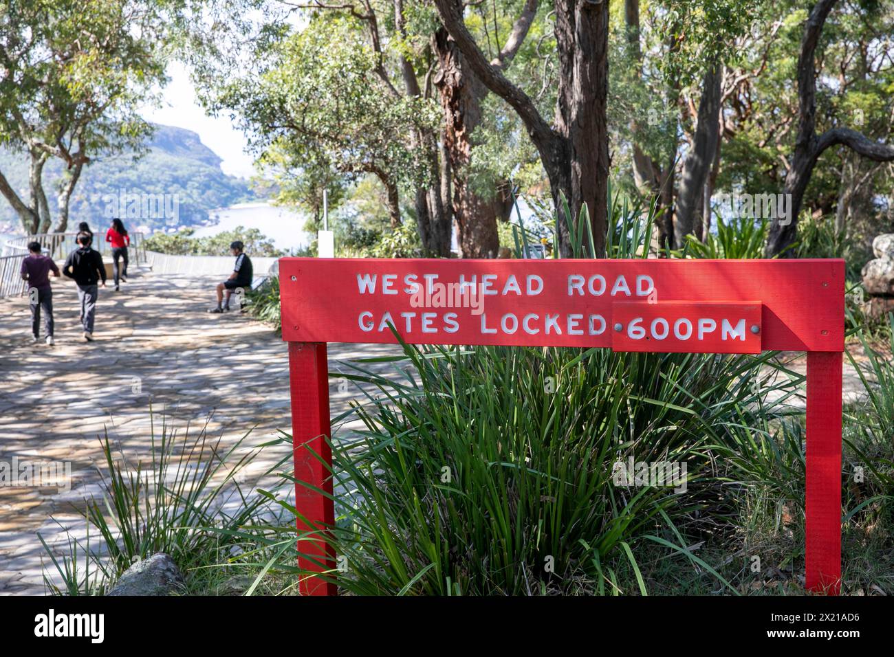 West Head Lookout im Ku-Ring-gai Chase Nationalpark, Red Parks Schild weist darauf hin, dass Tore um 18 Uhr geschlossen und geschlossen sind, Sydney, NSW, Australien Stockfoto