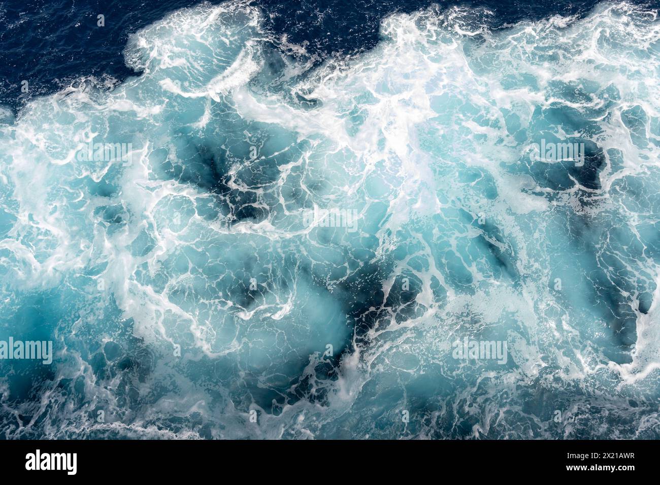 Blick auf das raue Meer, das Wirbel im Wasser erzeugt. Hintergrund, Muster, Natur Stockfoto