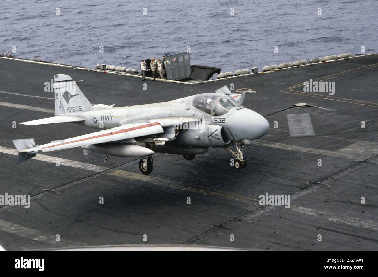 - Die Landung eines Grumman A-6-Eindringflugzeugs an Bord des US-Navy-Flugzeugträgers Roosevelt während der NATO Übungen im Mittelmeer (April 1989) - Appontaggio di un aereo da attacco Grumman A-6 Eindringling eine bordo della portaerei Roosevelt dell'US Navy durante esercitazioni NATO in mar Mediterraneo (april 1989) Stockfoto