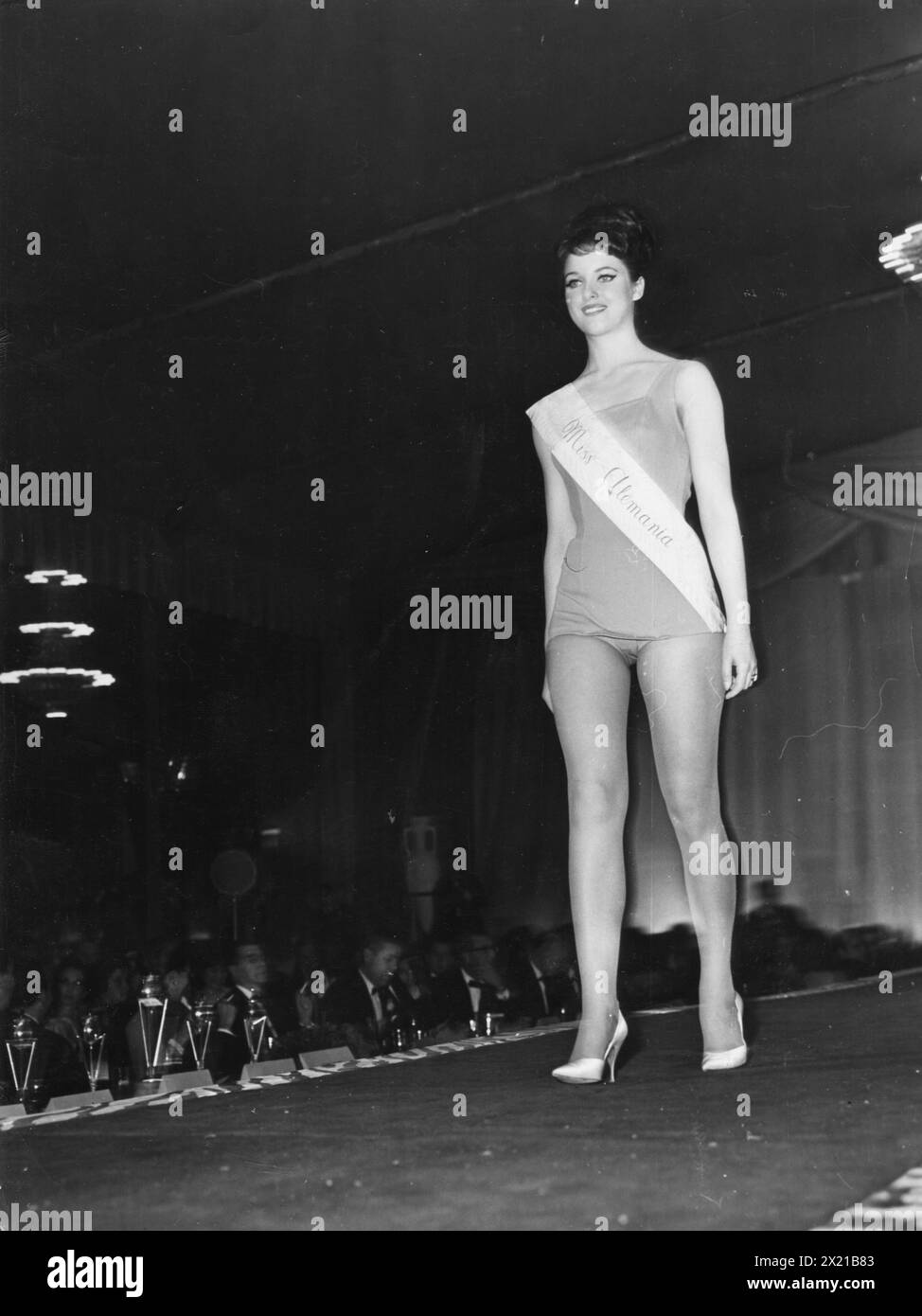 Steffen, Anita, deutsches Model, Miss Germany, während eines Schönheitswettbewerbs in Spanien, Anfang der 1960er Jahre, ADDITIONAL-RIGHTS-CLEARANCE-INFO-NOT-AVAILABLE Stockfoto