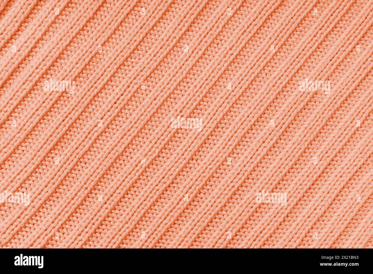 Textiler Jersey-Hintergrund, orange diagonal gestreifte Strickware. Strickwaren aus Wolle, Pullover, Oberflächenbeschaffenheit des Pullovers, Textilstruktur, Stoffoberfläche Stockfoto