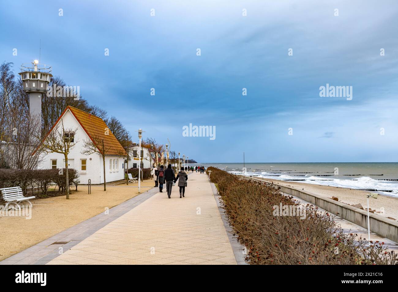 Ostsee-Grenzturm und die Promenade im Ostseebad Kühlungsborn im Winter, Mecklenburg-Vorpommern Stockfoto