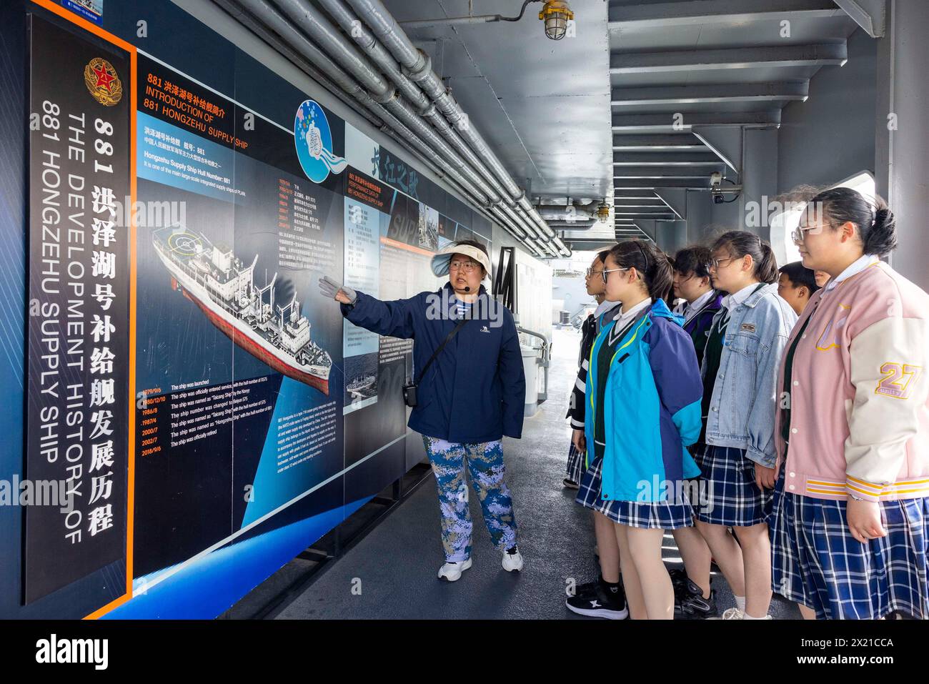 TAIZHOU, CHINA - 19. APRIL 2024 - Schüler der Mittelstufe besuchen den Naval Ship Cultural Park in Taizhou, Provinz Jiangsu, China, 19. April 2024. (Foto: CFOTO/SIPA USA) Stockfoto