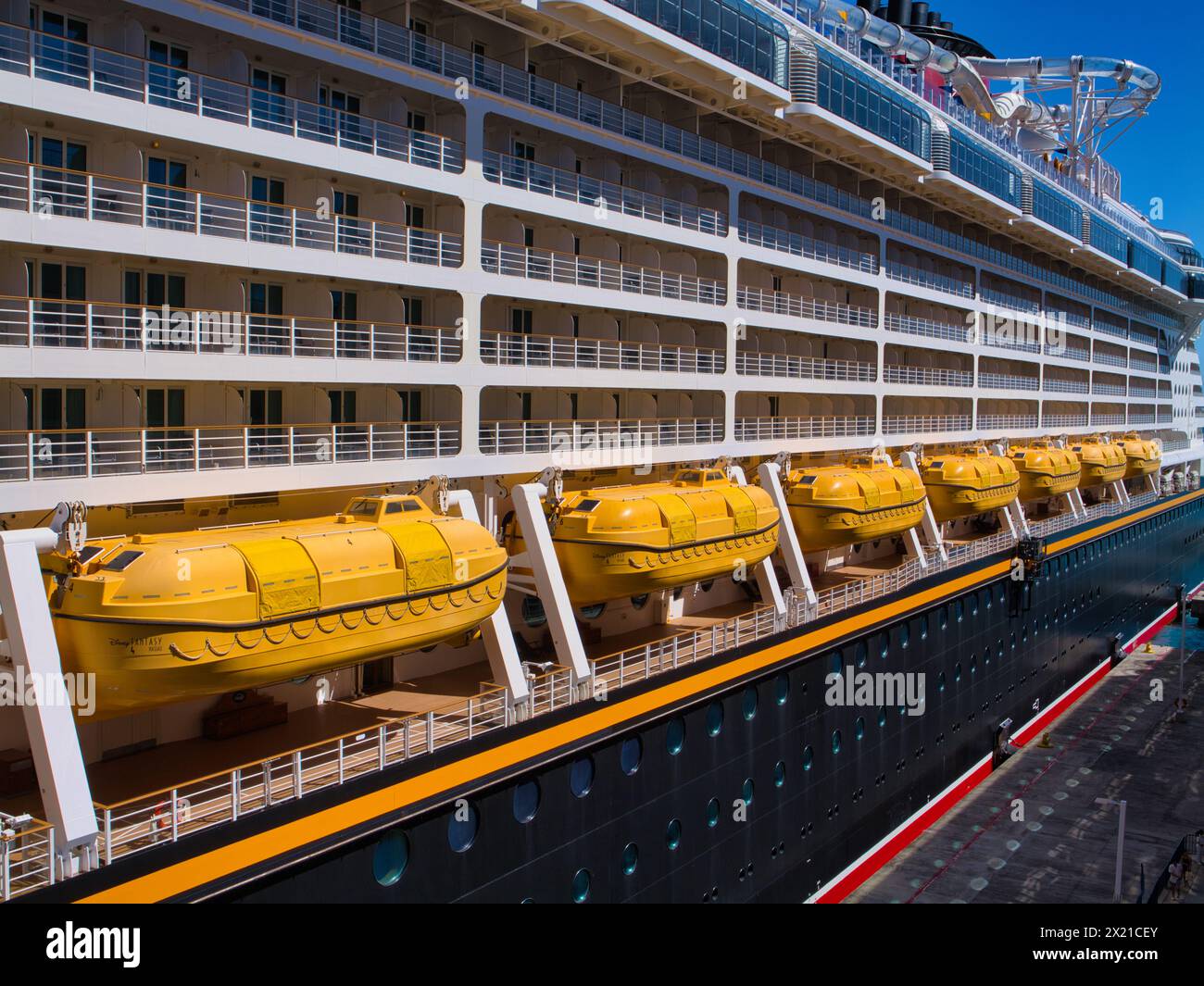Tortola, BVI - 23. Januar 2024: Eine Reihe gelber, geschlossener Rettungsboote auf einem Kreuzfahrtschiff in der Karibik. Stockfoto