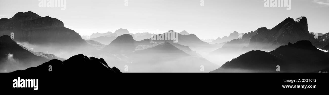 Panorama der Dolomiten mit Piz Boe, Sorapis, Antelao, Pelmo und Marmolada, ab Kesselkogel, Rosengarten, Dolomiten, Trentino, Italien Stockfoto