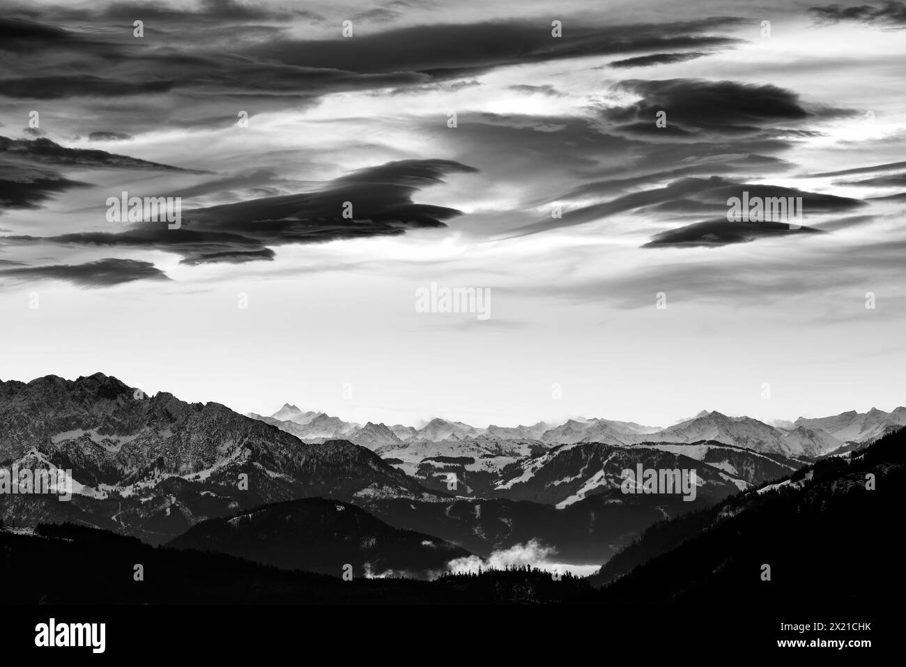 Föhnwolken über Kaisergebirge und Hohen Tauern, von Farrenpoint, Mangfallgebirge, Bayerische Alpen, Oberbayern, Bayern, Deutschland Stockfoto