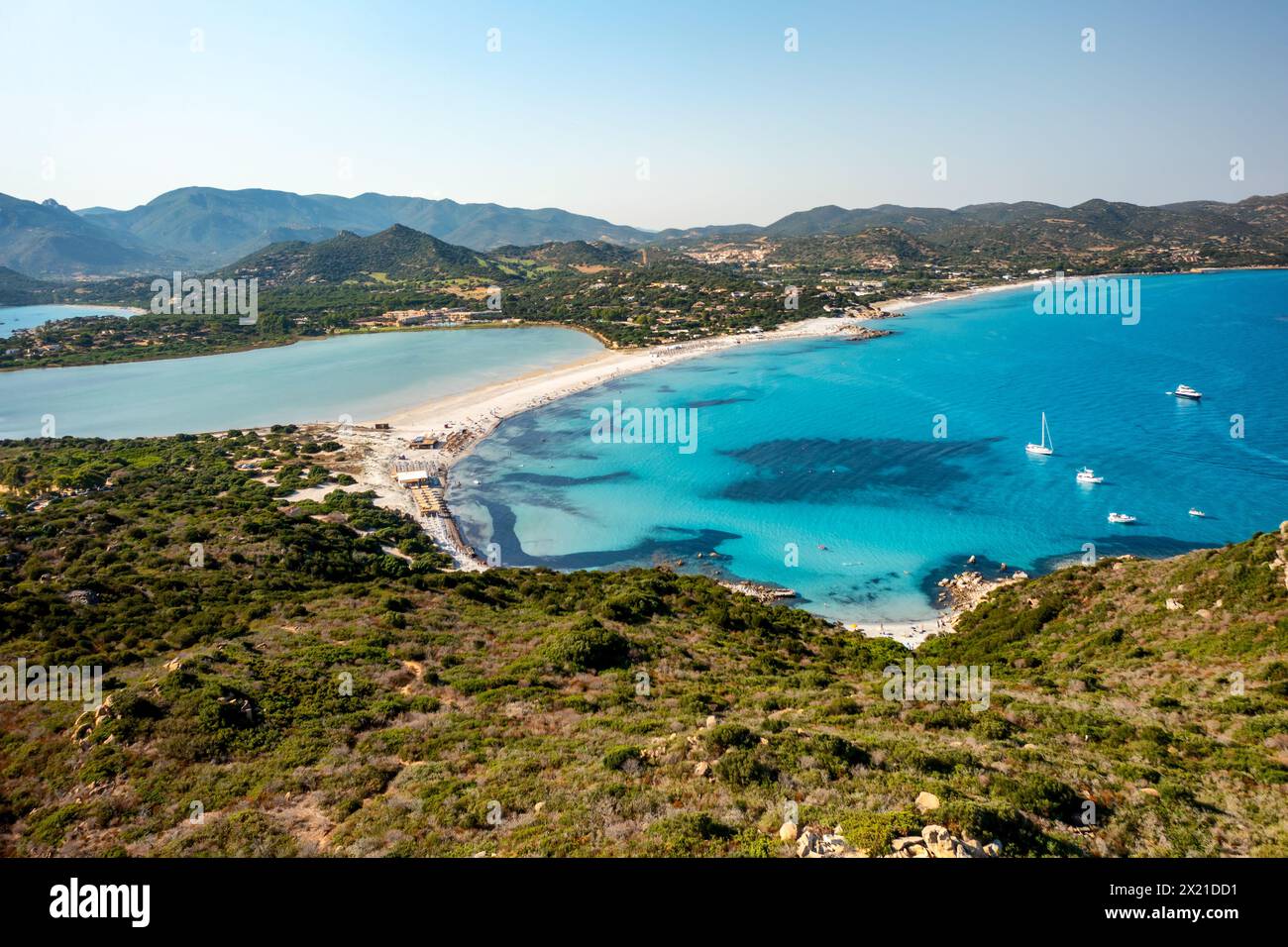 Blick auf die Drohne am Strand von Porto Giunco in Sardinien, Italien Stockfoto