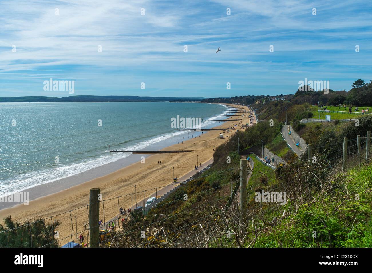 West Cliff, Bournemouth, Großbritannien - 12. April 2024: West Cliff Zig Zag Pfad führt vom West Cliff Garden zum West Beach. Stockfoto