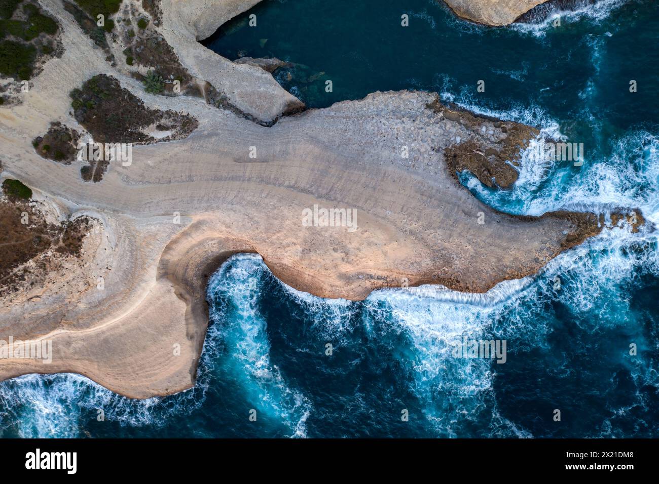 Wellen brechen auf weißen Felsklippen, Drohne aus der Vogelperspektive Stockfoto