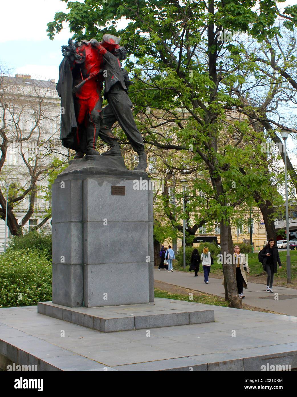 Statue Bruderschaft des Bildhauers Karel Pokorny, Grundlage für Denkmäler der Prager Offensive während des Zweiten Weltkriegs Die Skulptur zeigt die Begegnung eines Stockfoto