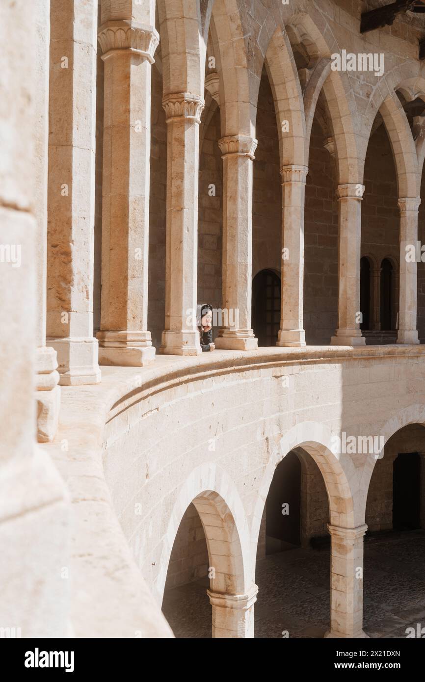 Frau, die die Architektur im Schloss Bellver in Palma de Ma bewundert Stockfoto