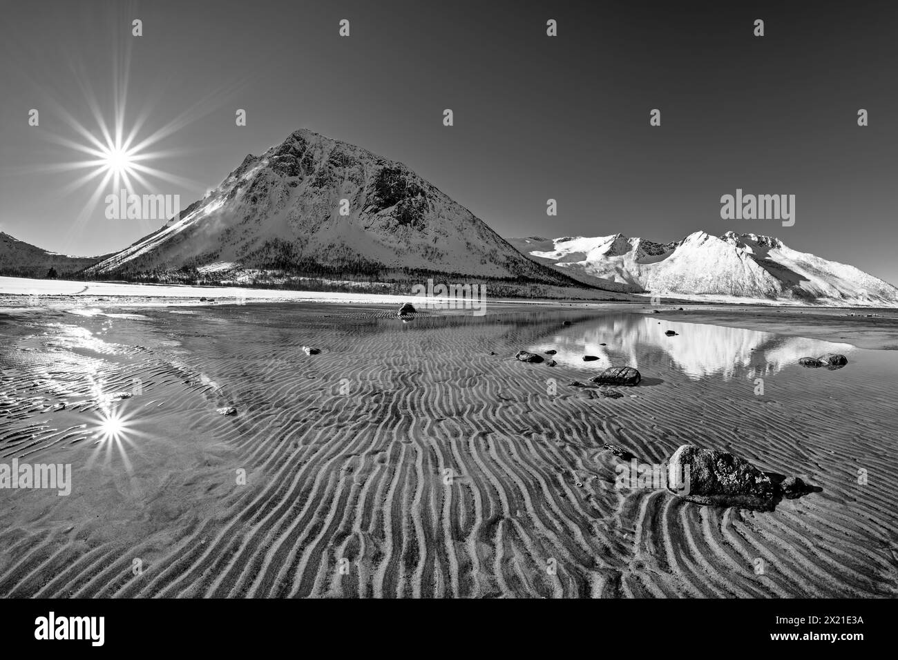 Sandstrand von Ballesvika mit Schneebergen im Hintergrund, Ballesvika, Senja, Troms og Finmark, Troms, Norwegen Stockfoto