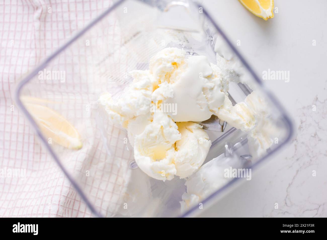 Mixer voll mit Eis für Zitronenmilchshake Stockfoto