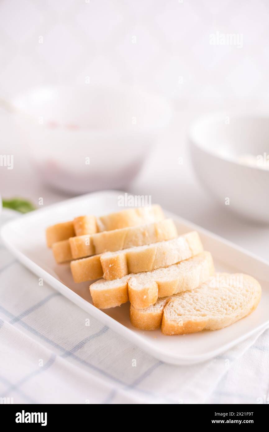 Geschnittene Baguettes auf einem Teller Stockfoto