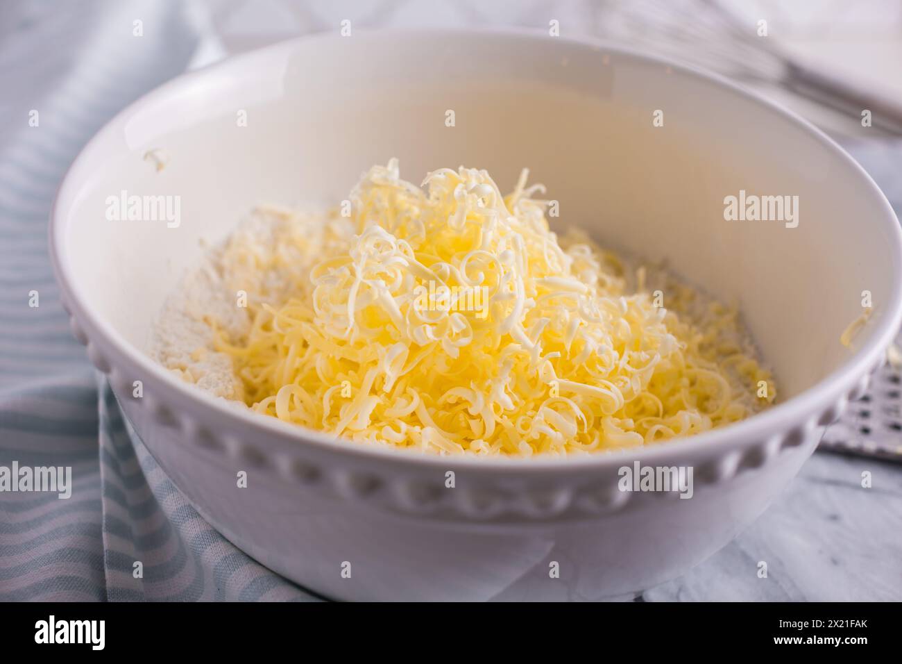 Schüssel mit kalter Butter zum Mischen bereit Stockfoto