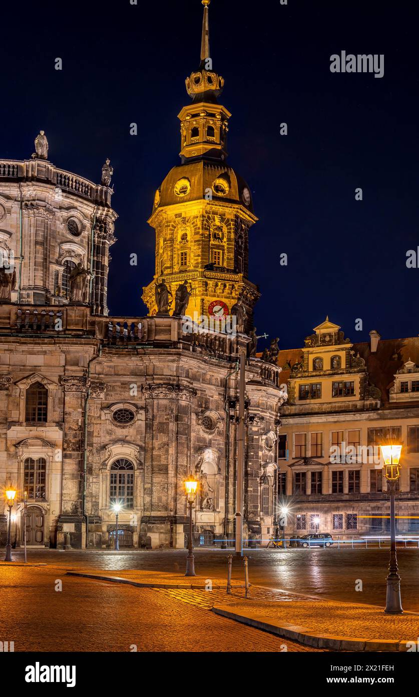 Hausmannsturm des Residenzschlosses und Theaterplatzes Dresden bei Nacht, Sachsen, Deutschland Stockfoto