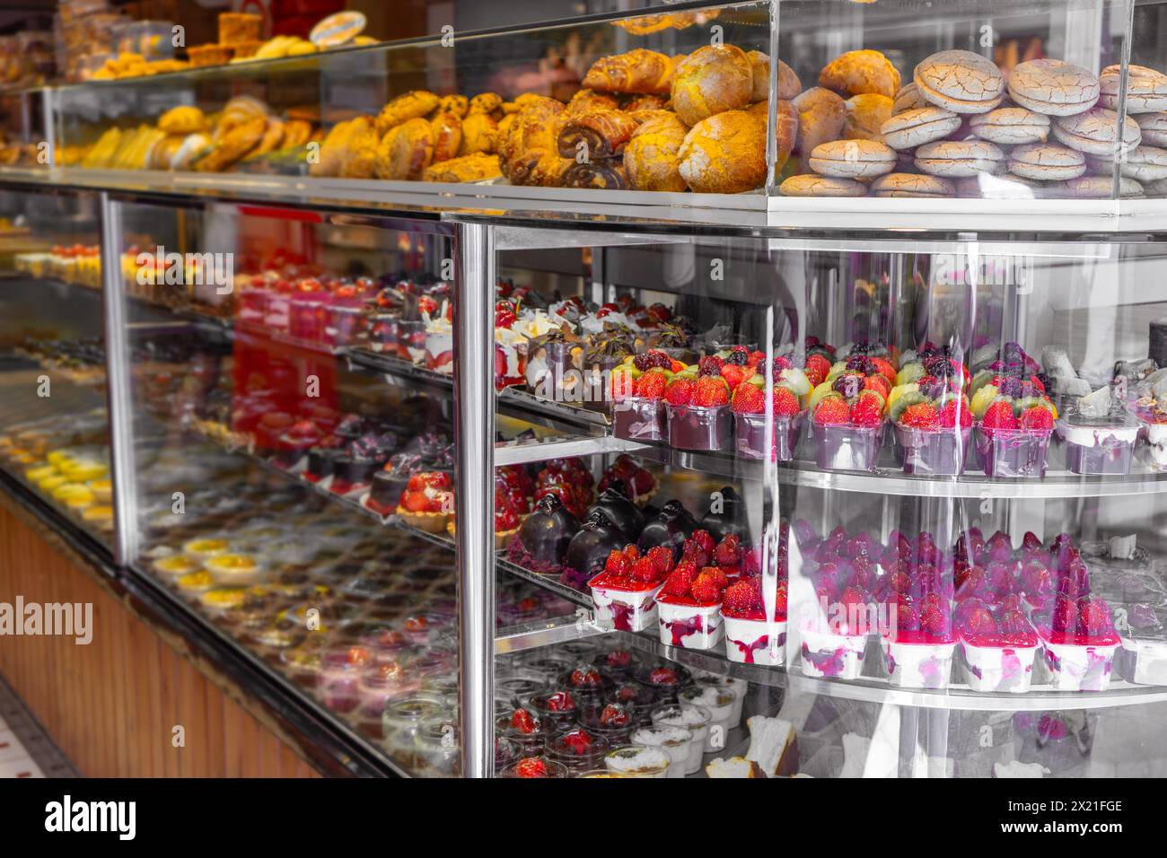 Verschiedene köstliche Obstdesserts, Kuchen und Kekse im Café im Schaufenster. Süßigkeiten und Leckereien, leckeres Essen, Bäckerei, Gebäck. Café-Bar, Bäckerei, sma Stockfoto