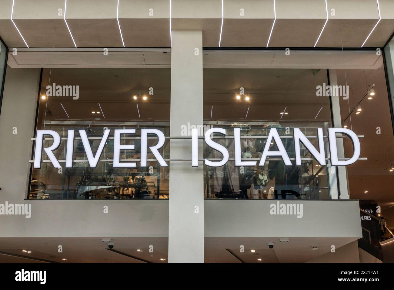 Laden und Laden auf River Island Stockfoto