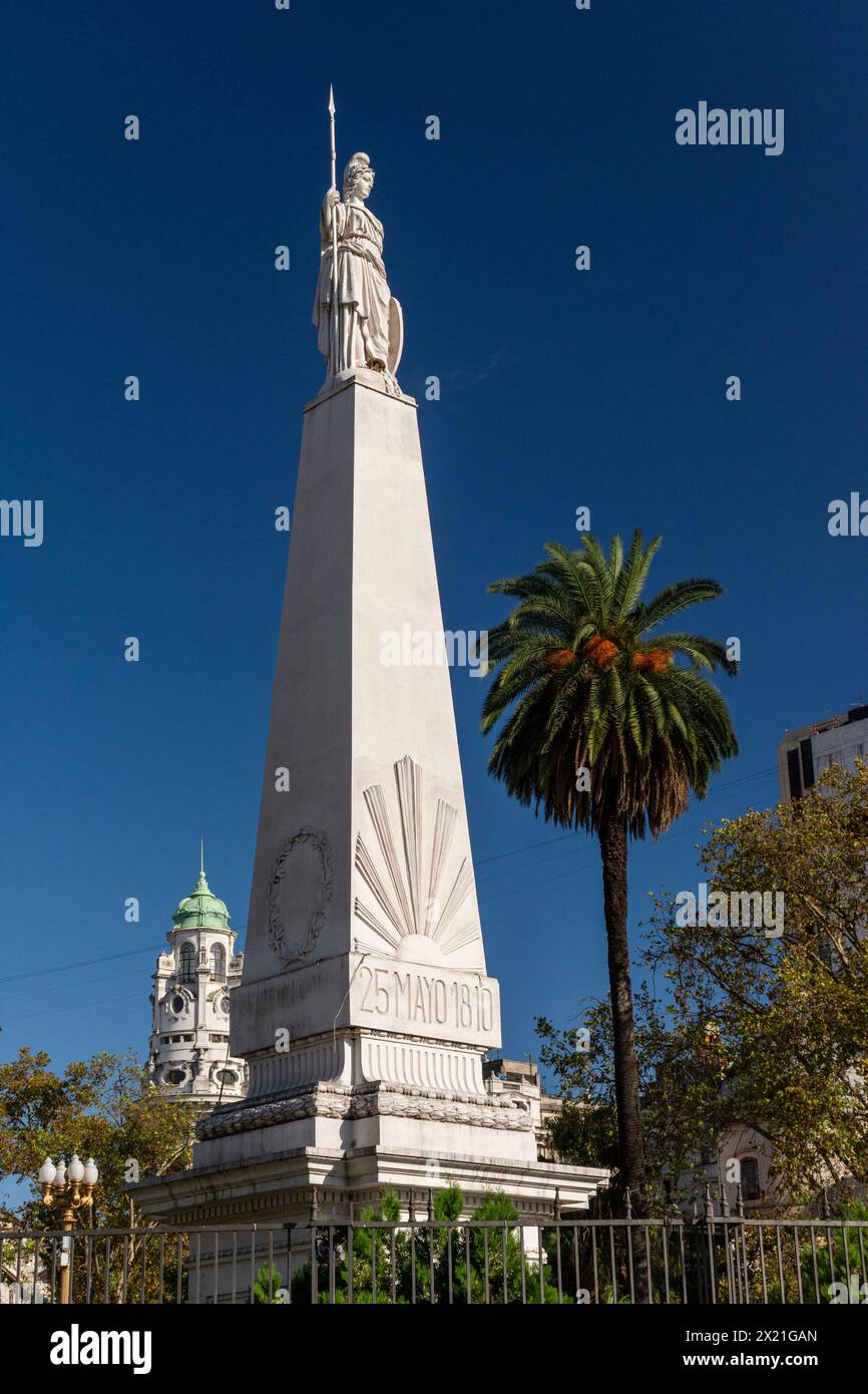 Wunderschöner Blick auf das weiße historische Monument auf der Plaza de Mayo Stockfoto