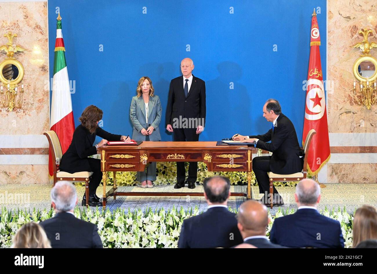 Tunesischer Präsident Kais Saied empfängt Giorgia Meloni, italienische Premierministerin Kais Saied empfängt Giorgia Meloni, italienische Premierministerin, am 17. April 2024 im Karthago-Palast in der tunesischen Hauptstadt Tunis. Foto: Tunesischer Ratsvorsitz apaimages Tunesien Tunesien Tunesien 180424 Tunisia TPO 1 001 Urheberrecht: XapaimagesxTunesianxPresidencyxxapaimagesx Stockfoto