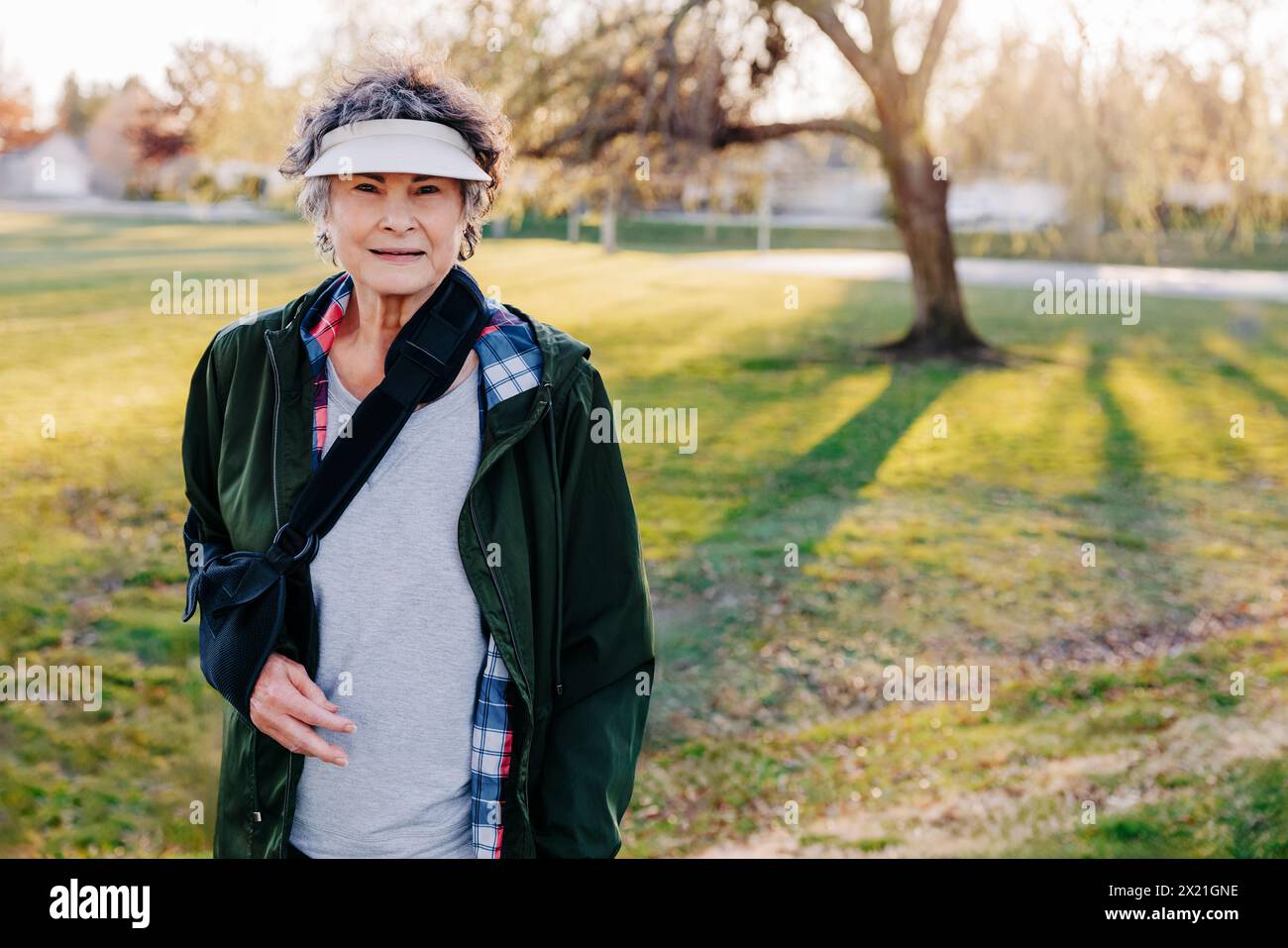 Porträt einer Kaukasierin mit Schulterschlinge nach Operationen Stockfoto