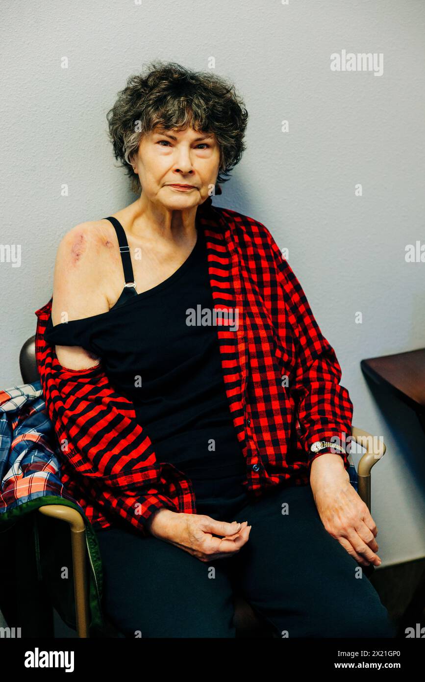 Porträt einer Frau in der Arztpraxis nach Schulteroperationen Stockfoto