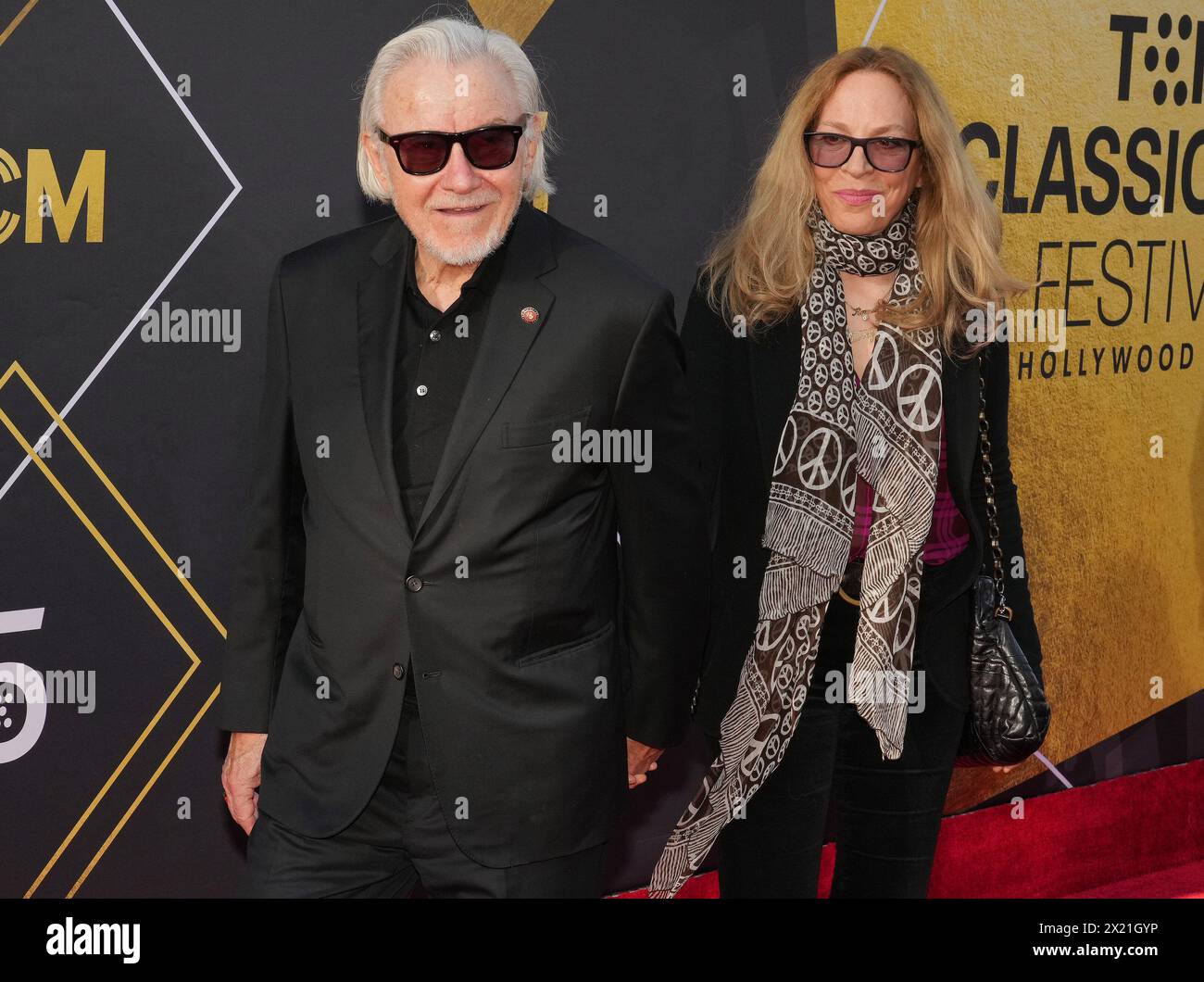 Los Angeles, USA. April 2024. (L-R) Harvey Keitel und Daphna Kaster kommen am Donnerstag, den 18. April 2024, an der Eröffnungsnacht des TCM Classic Film Festivals 2024 im TCL Chinese Theatre in Hollywood, KALIFORNIEN, an. (Foto: Sthanlee B. Mirador/SIPA USA) Credit: SIPA USA/Alamy Live News Stockfoto