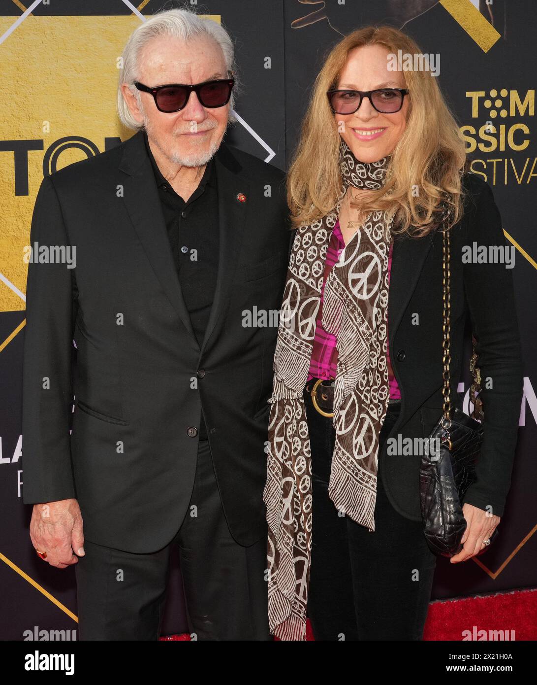 Los Angeles, USA. April 2024. (L-R) Harvey Keitel und Daphna Kaster kommen am Donnerstag, den 18. April 2024, an der Eröffnungsnacht des TCM Classic Film Festivals 2024 im TCL Chinese Theatre in Hollywood, KALIFORNIEN, an. (Foto: Sthanlee B. Mirador/SIPA USA) Credit: SIPA USA/Alamy Live News Stockfoto