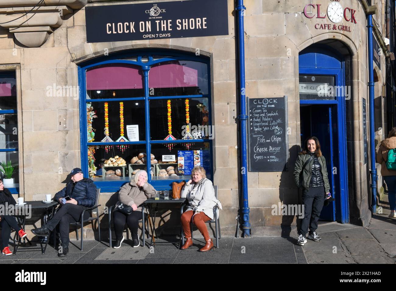 Leith Edinburgh, Schottland - 30. März 2024: Menschen vor einer Bar in Leith on Scotland Stockfoto