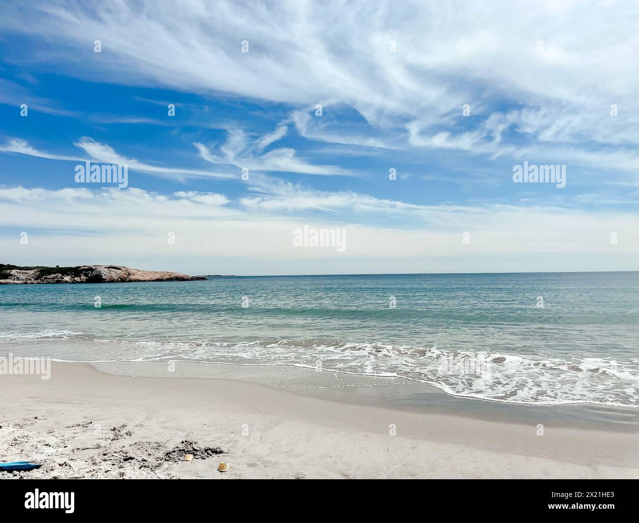 Blick auf das Meer in Neuengland mit blauem Himmel und Felssteg. Stockfoto
