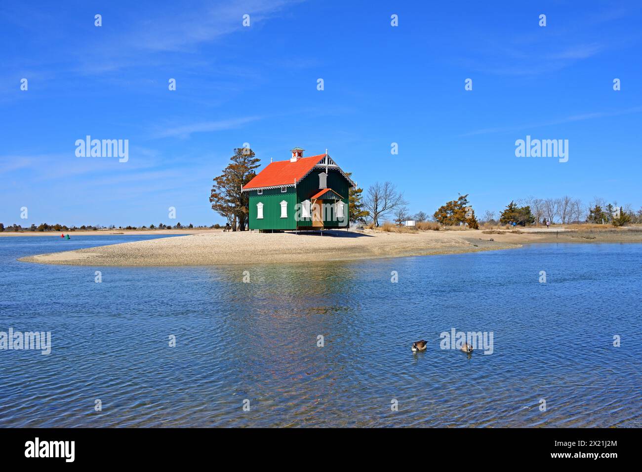 Wasserlandschaft mit Gamecock Cottage (1876), historisches Gebäude am Stony Brook in Brookhaven Town, Suffolk County, New York auf Long Island Stockfoto