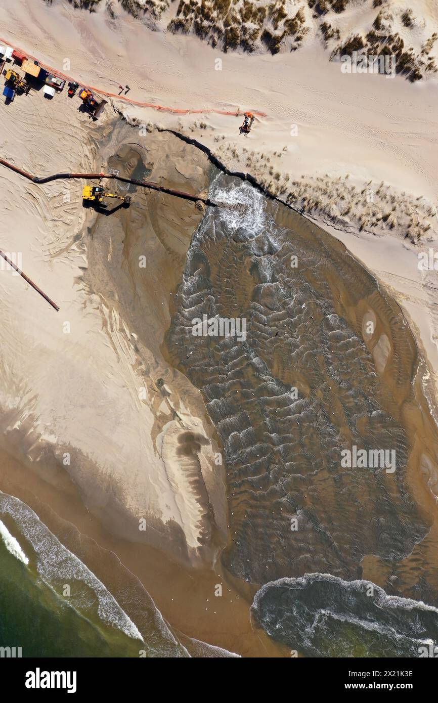 Um die bestehenden Strände zu erhalten, wird regelmäßig Sand an der niederländischen Küste angesammelt, aus der Vogelperspektive, Niederlande, Ouddorp, Duinen van Goeree Stockfoto