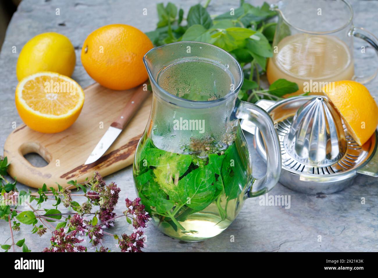 Hausgemachter Eistee aus Kräutertee mit Apfelsaft, Orangensaft, Wasserminze, wildem Marjoram, Schritt 1: Zutaten, Serienbild 1/6 Stockfoto