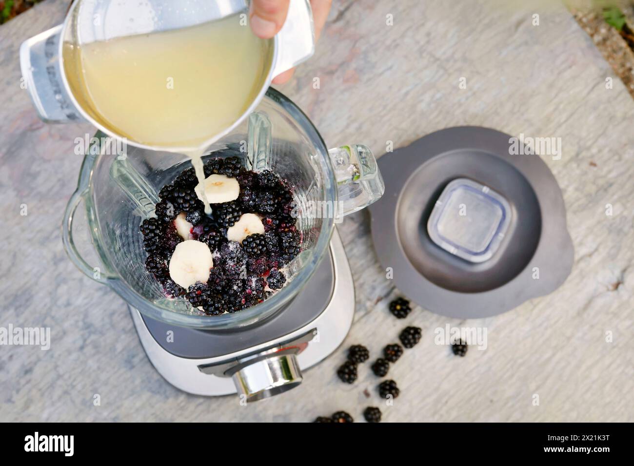 selbstgemachter veganer blackberry-Milchshake, Schritt 3: Zitronensaft wird hinzugefügt und gemischt, Serienbild 3/5 Stockfoto