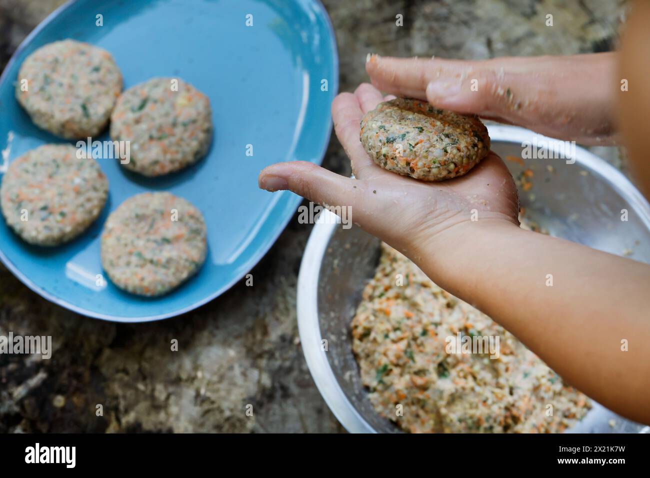 Vegane Kräuterpasteten herstellen, Schritt 3: Die gut gemischte Mischung wird zu Burgerformen geformt, Serienbild 3/5 Stockfoto