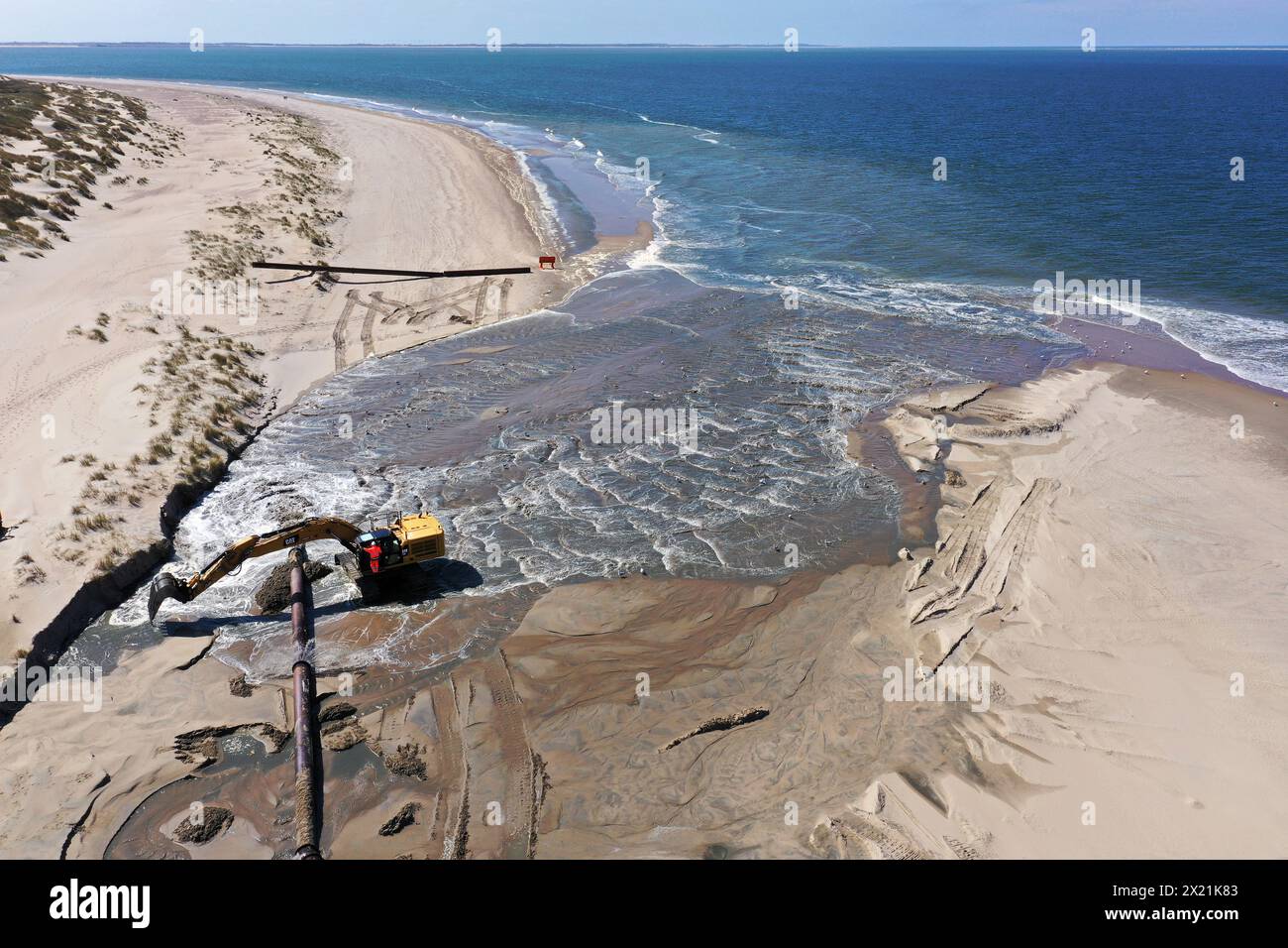 Um die bestehenden Strände zu erhalten, wird regelmäßig Sand an der niederländischen Küste angesammelt, aus der Vogelperspektive, Niederlande, Ouddorp, Duinen van Goeree Stockfoto
