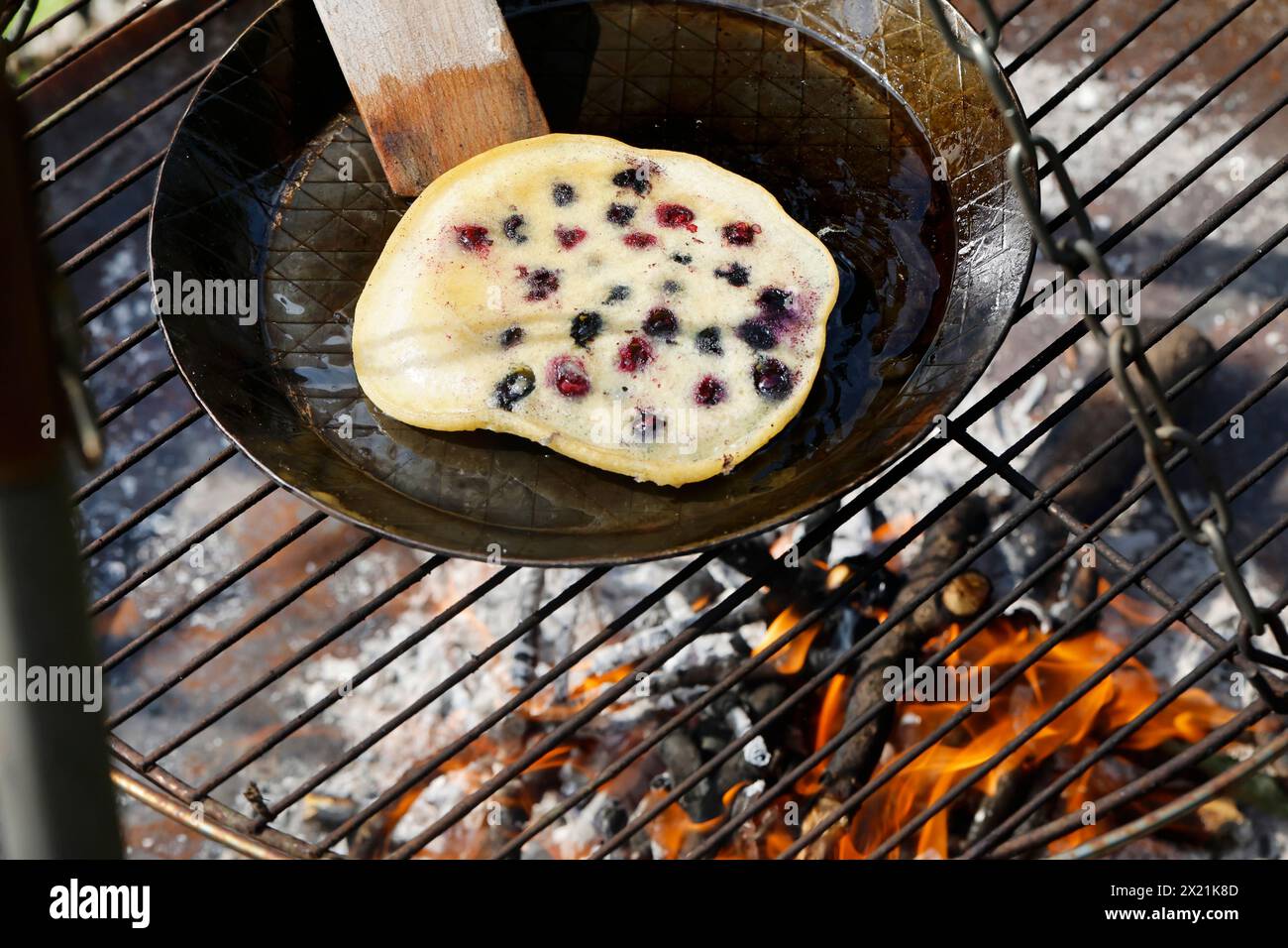 Vegane Herstellung von Blaubeerpfannkuchen, Schritt 4: Pfannkuchen werden in einer Pfanne knusprig und goldbraun gebraten, Serienbild 4/5 Stockfoto