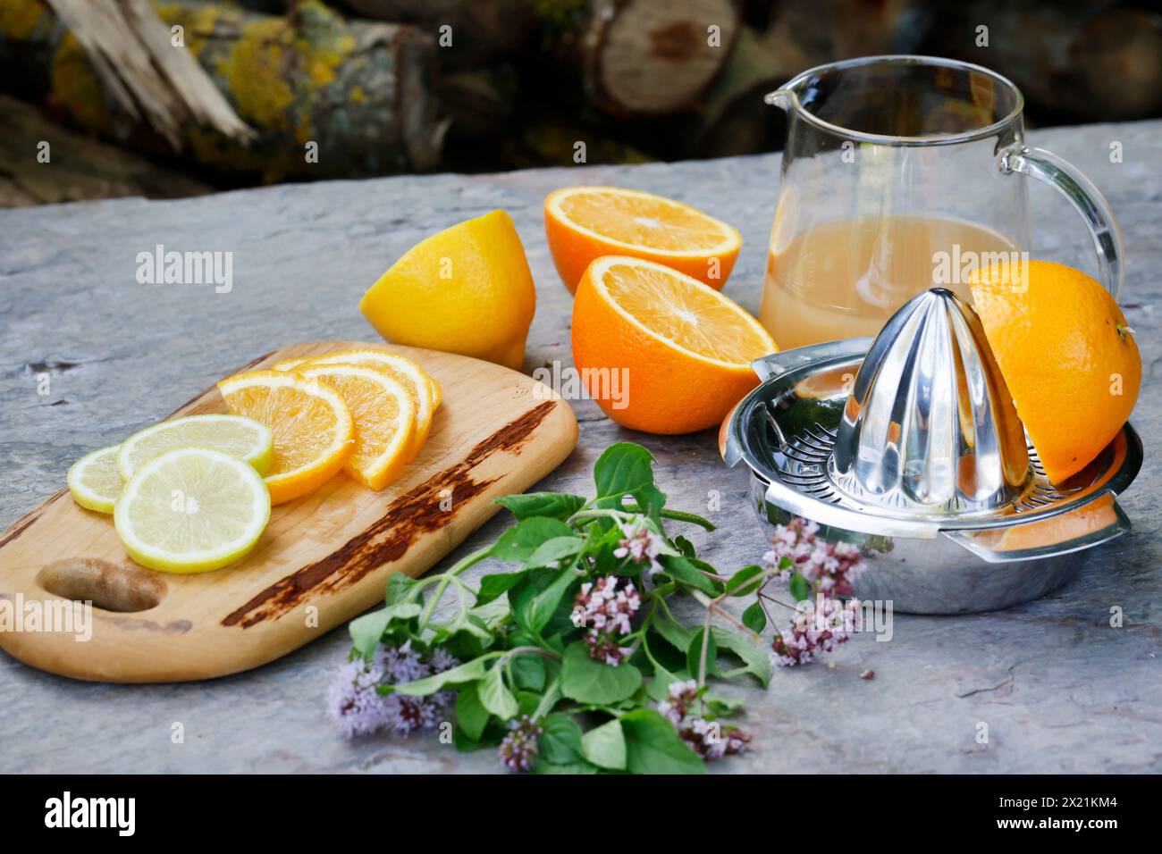 Hausgemachter Eistee aus Kräutertee mit Apfelsaft, Orangensaft, Wasserminze, wildem Marjoram, Schritt 1: Zutaten, Serienbild 1/6 Stockfoto