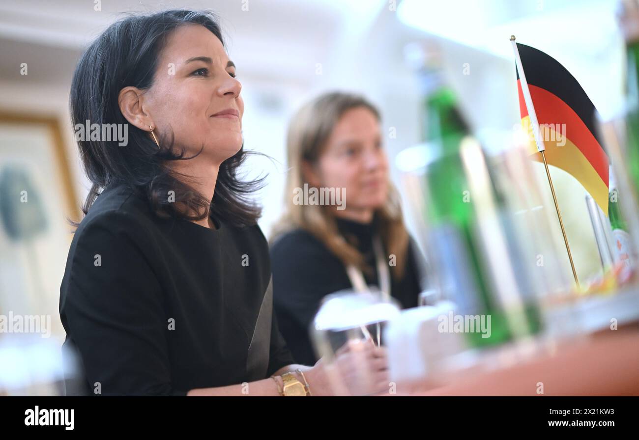 Capri, Italien. April 2024. Bundesaußenministerin Annalena Baerbock (Allianz 90/die Grünen) führt bilaterale Gespräche mit ihren Kollegen beim G7-Außenministertreffen. Italien führt in diesem Jahr den Vorsitz in der Gruppe von sieben wichtigen westlichen Industrienationen. Die Kriege in der Ukraine und im Gazastreifen gehören zu den wichtigsten Themen. Quelle: Britta Pedersen/dpa/Alamy Live News Stockfoto